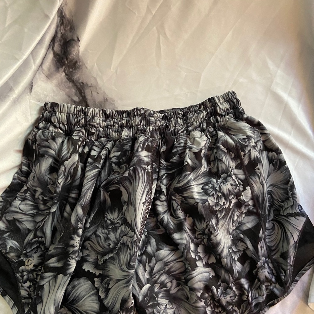 Lululemon hotty hot shorts 4”